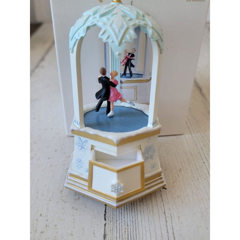 Hallmark 2007 Waltzing on air magic lined up ornament Xmas